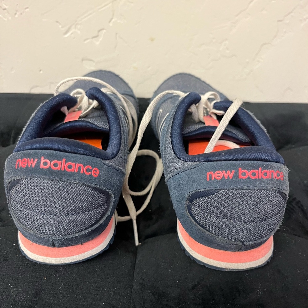 New Balance Women’s 555 Navy and Coral Sneakers - Picture 5 of 8